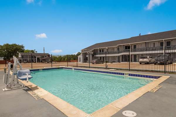 Pool - Quality Inn Madisonville - I-45, Exit 142