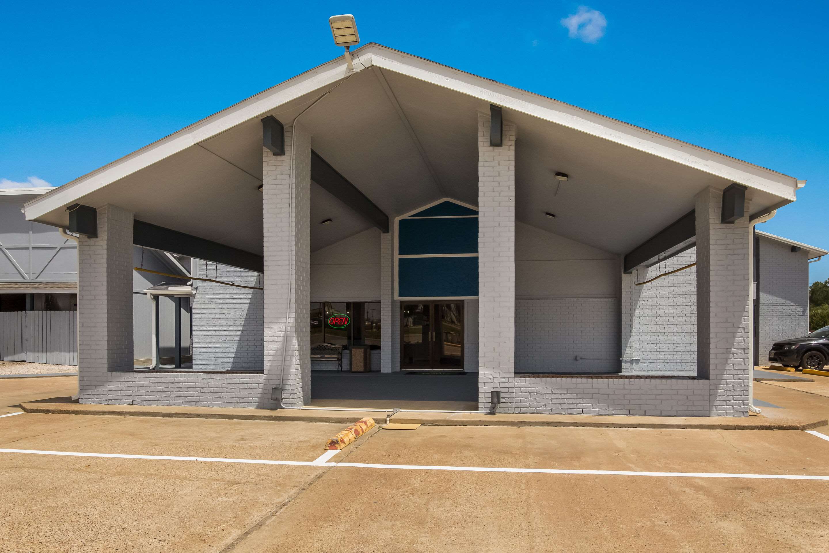 Hotel entrance | Quality Inn Madisonville