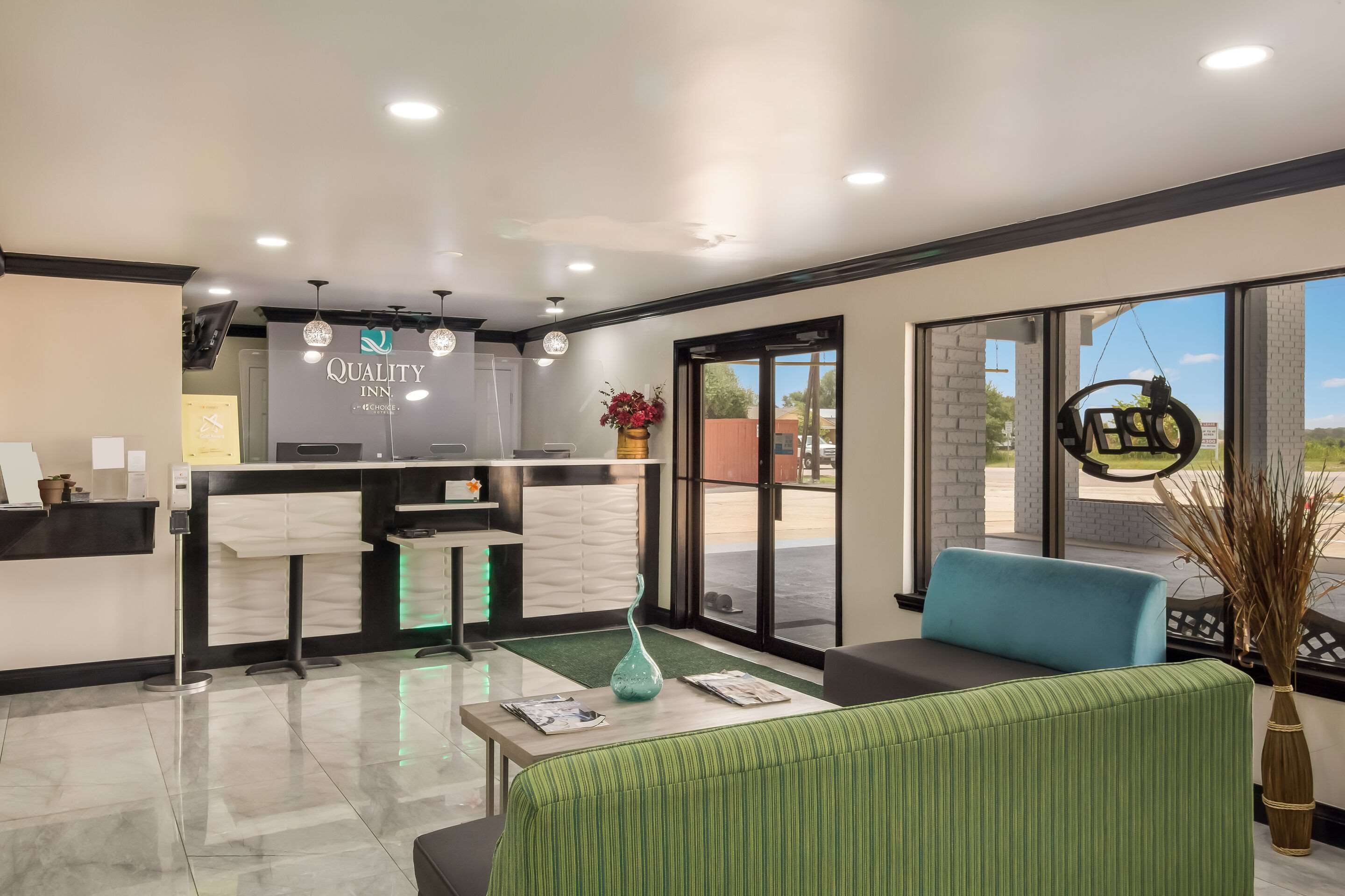 Lobby with sitting area | Quality Inn Madisonville