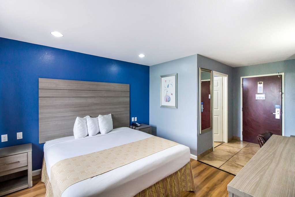 RODEWAY INN AND SUITES PORT ARTHUR-guestroom-Guest Room,On-Site.jpg