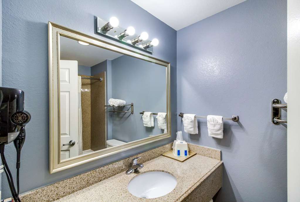 RODEWAY INN AND SUITES PORT ARTHUR-guestroom-Guest Room,Bathroom,On-Site.jpg