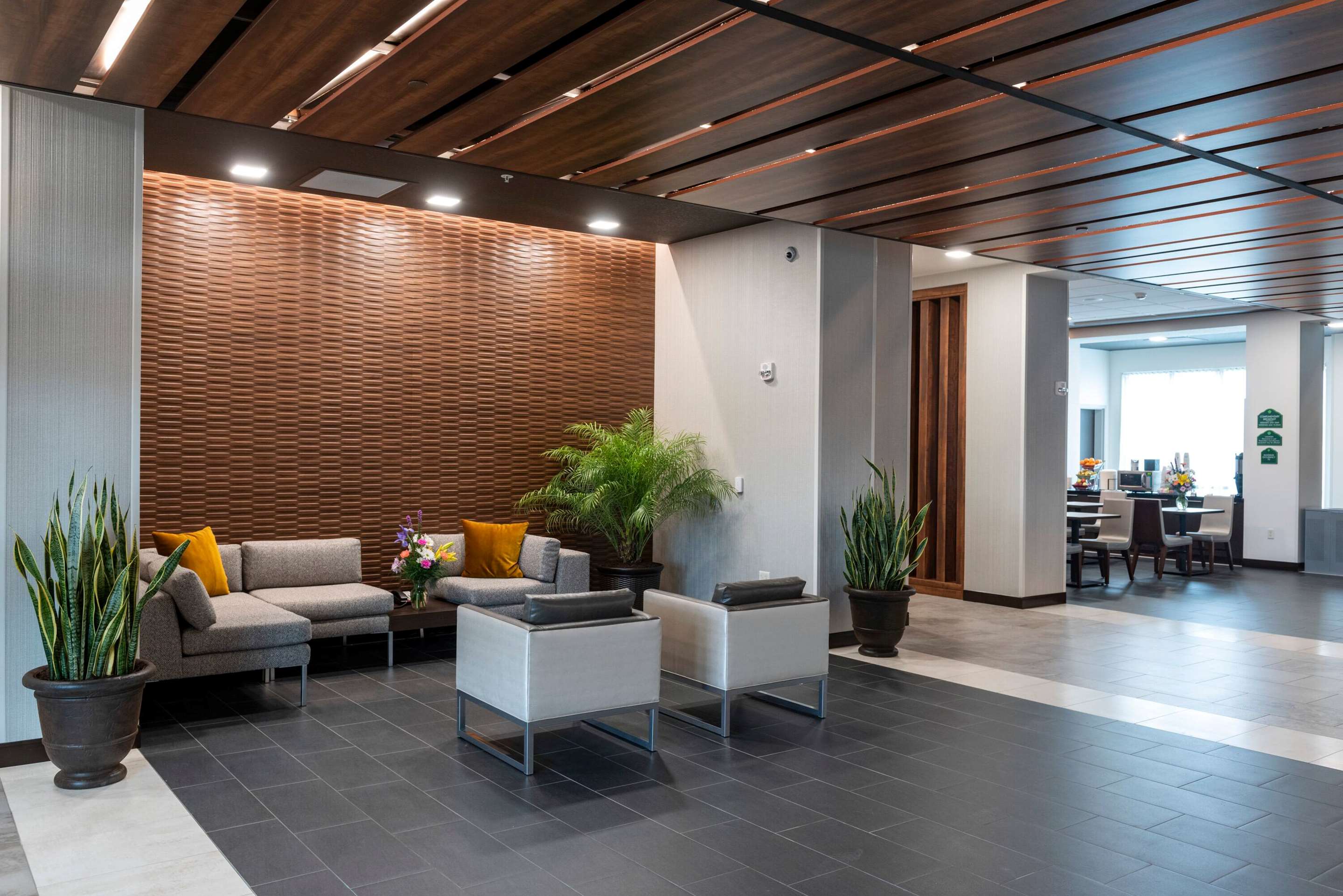 Lobby | Wingate by Wyndham Angola