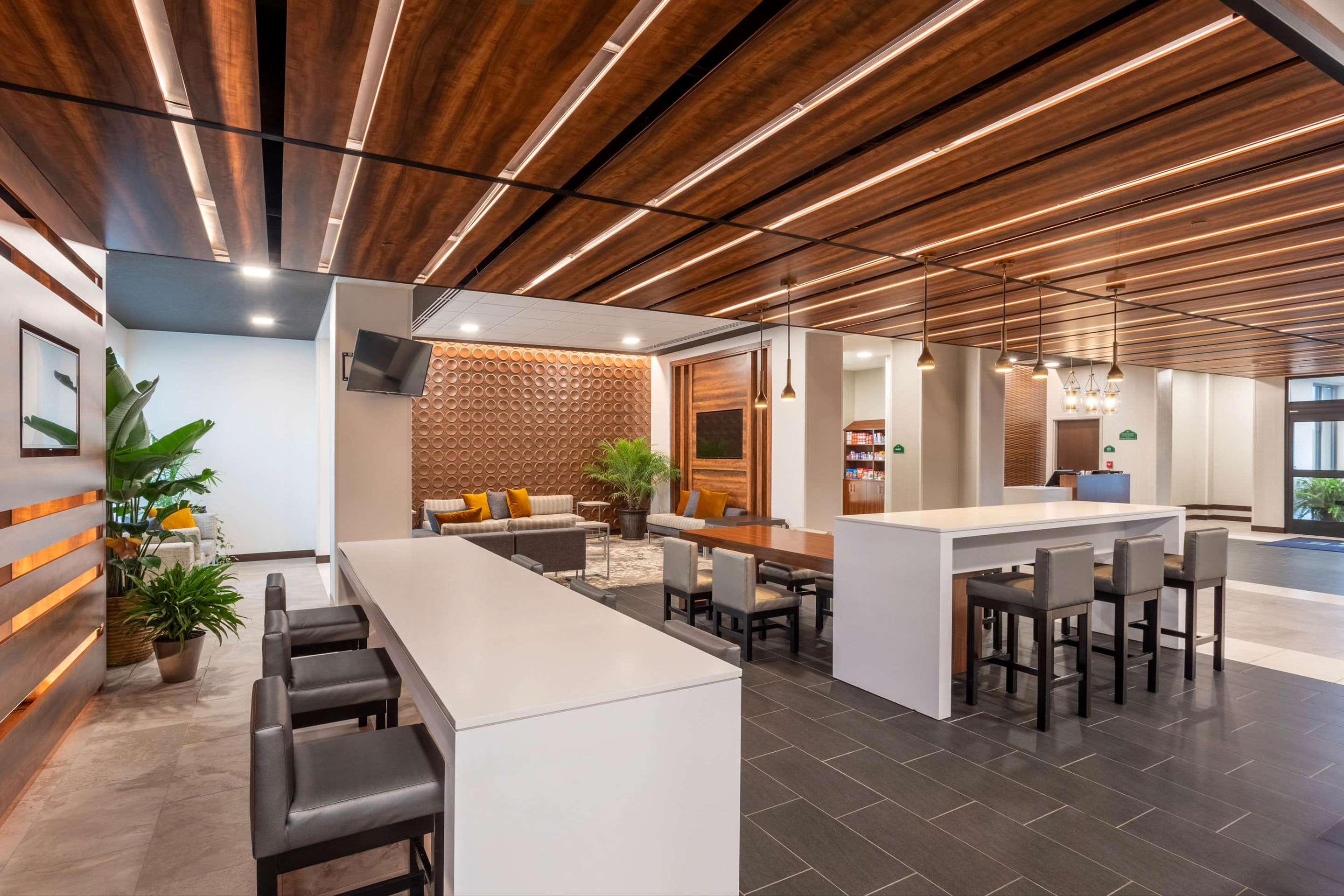 Lobby | Wingate by Wyndham Angola