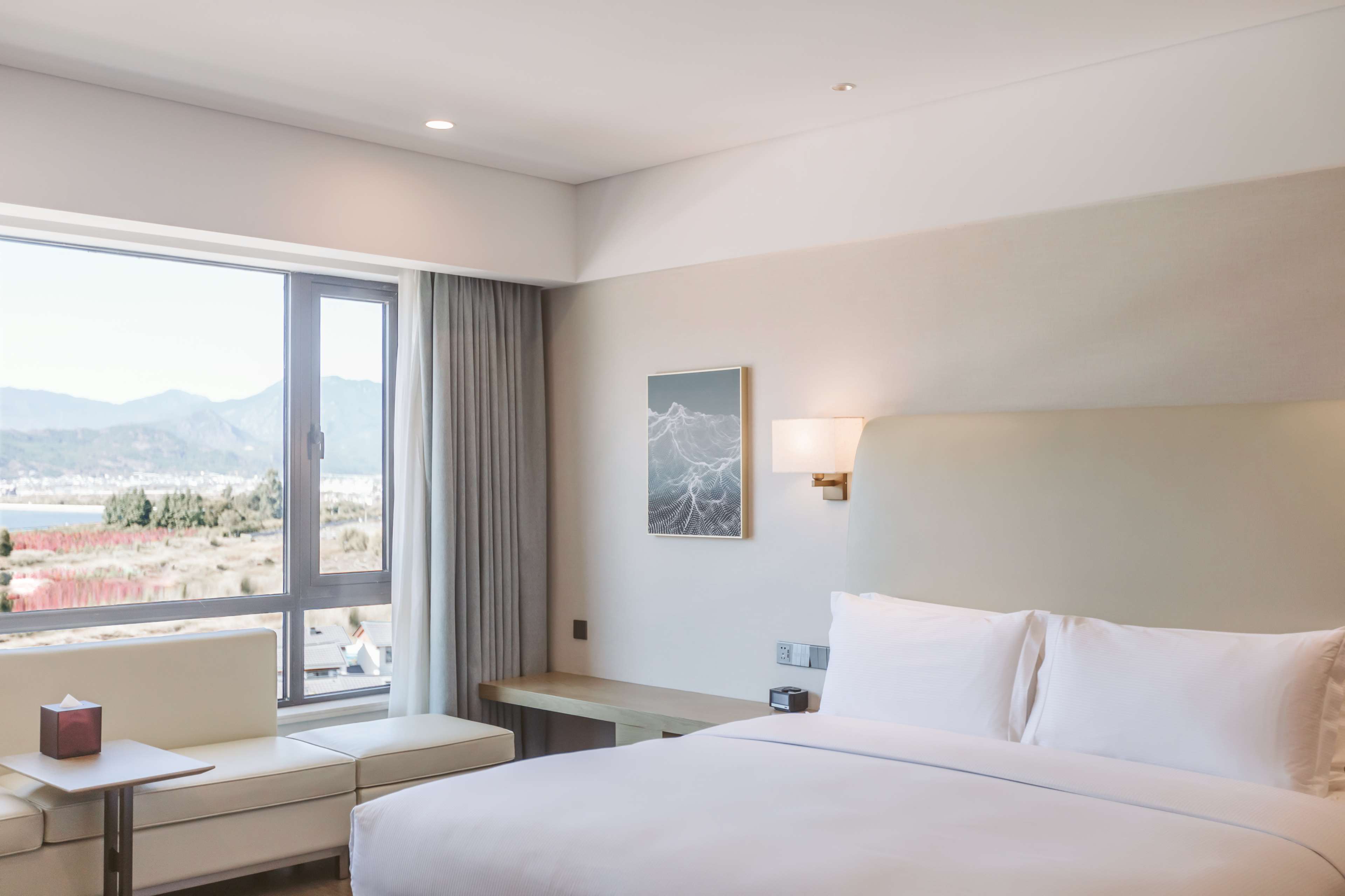 Hilton Lijiang Room Type - KING DELUXE ROOM LAKE VIEW