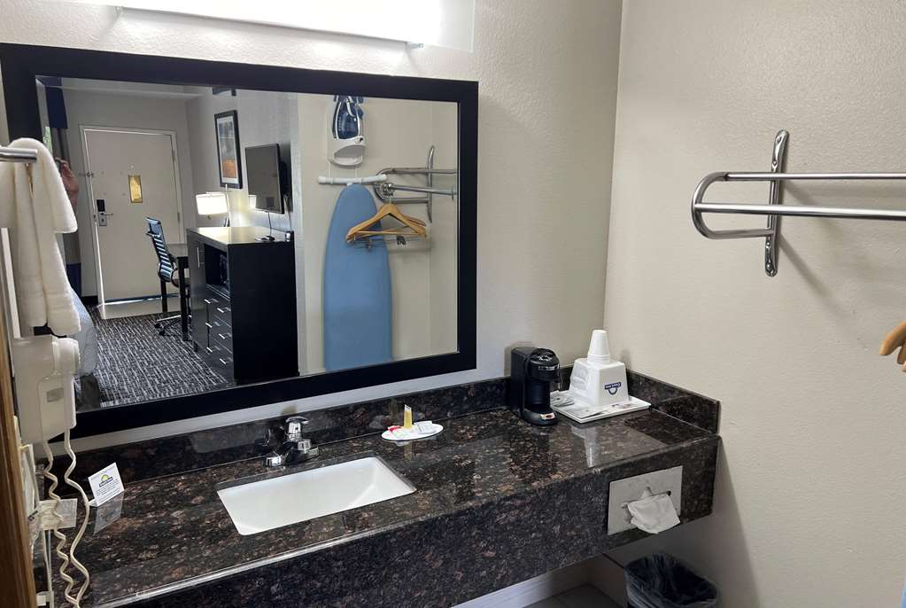 DAYS INN BY WYNDHAM GROVE-guestroom-Guest Room,Bathroom,On-Site.jpg