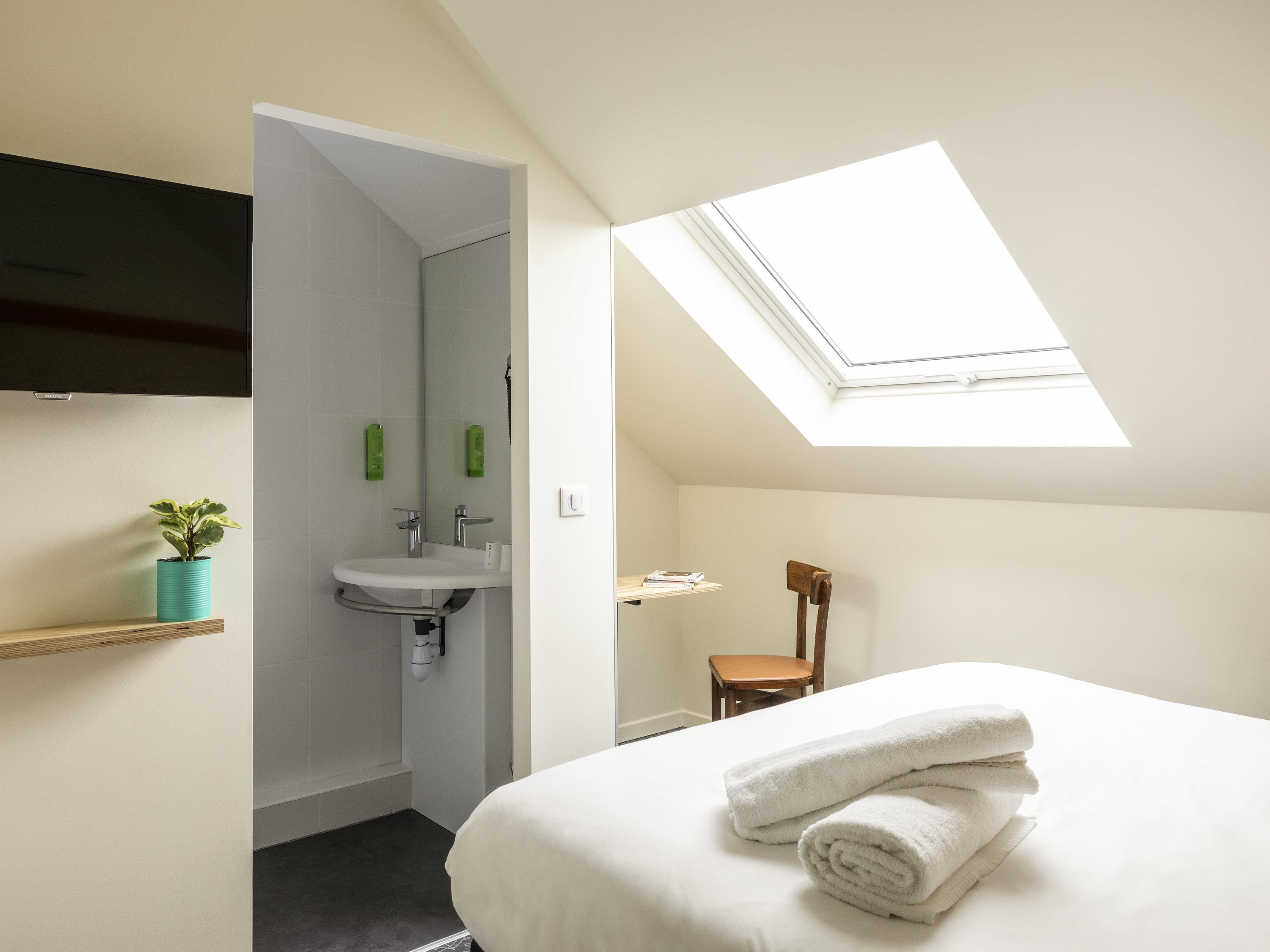 Greet Hotel Beaune Room Type - Pure room with a double bed