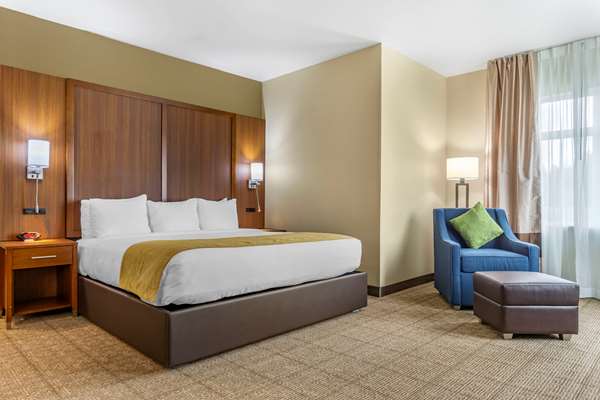  - Comfort Inn & Suites Lakewood - I-5, Exit 124