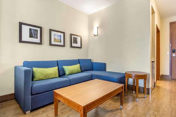  - Comfort Inn & Suites Lakewood - I-5, Exit 124