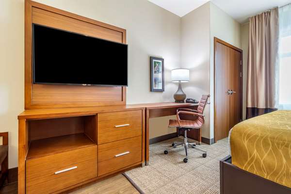  - Comfort Inn & Suites Lakewood - I-5, Exit 124