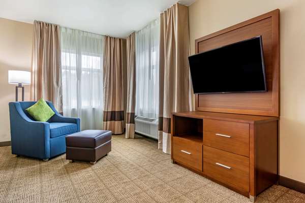 - Comfort Inn & Suites Lakewood - I-5, Exit 124
