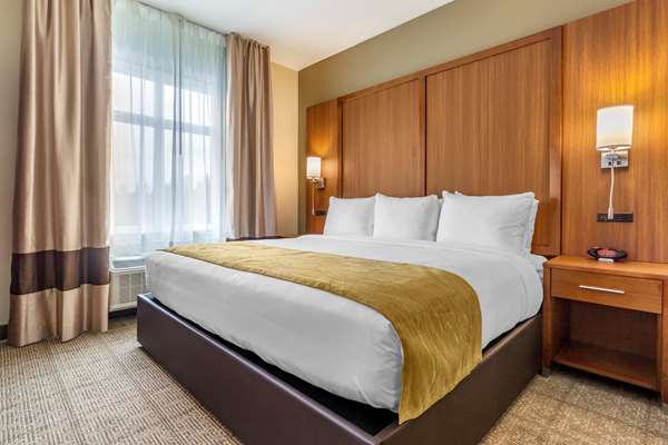  - Comfort Inn & Suites Lakewood - I-5, Exit 124