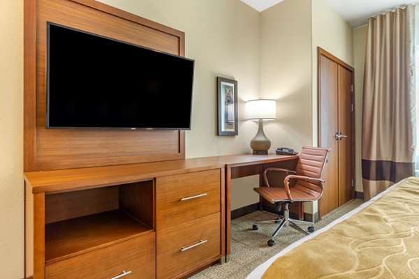  - Comfort Inn & Suites Lakewood - I-5, Exit 124