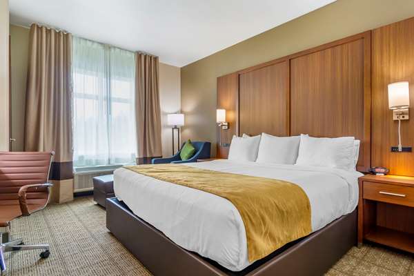  - Comfort Inn & Suites Lakewood - I-5, Exit 124