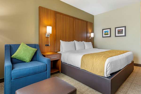  - Comfort Inn & Suites Lakewood - I-5, Exit 124