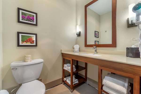  - Comfort Inn & Suites Lakewood - I-5, Exit 124