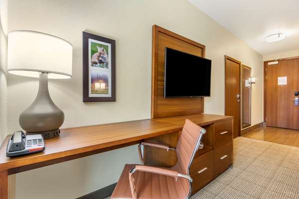  - Comfort Inn & Suites Lakewood - I-5, Exit 124