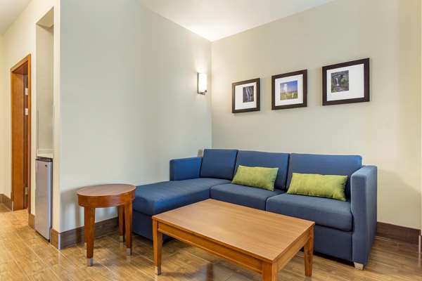 Suite - Comfort Inn & Suites Lakewood - I-5, Exit 124