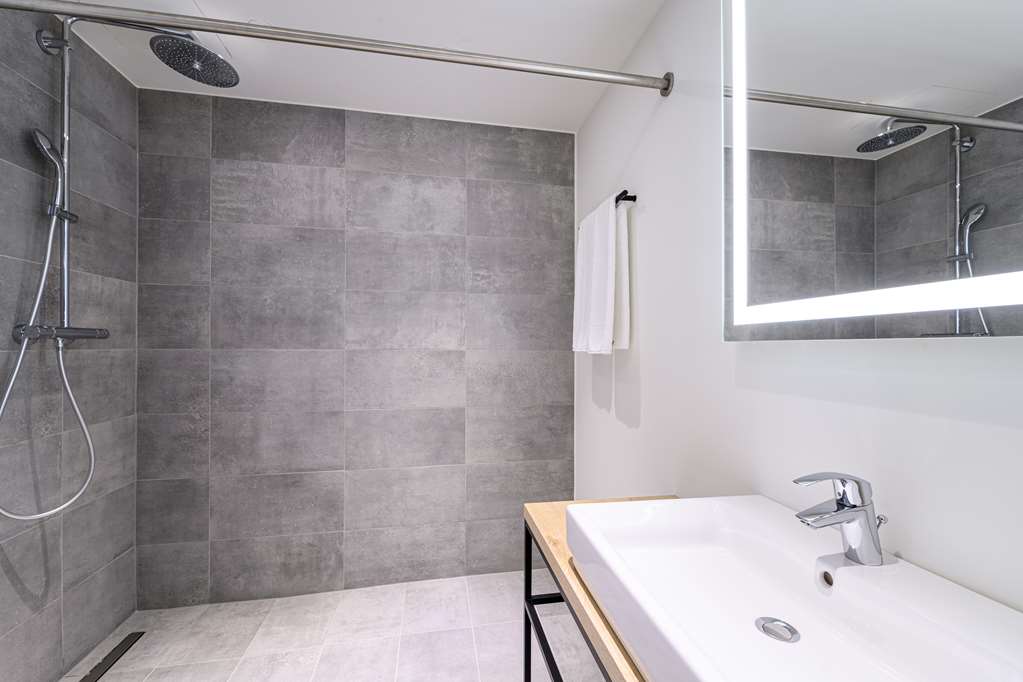 RADISSON HOTEL ANTWERP BERCHEM-guestroom-Guest Room,Bathroom.jpg