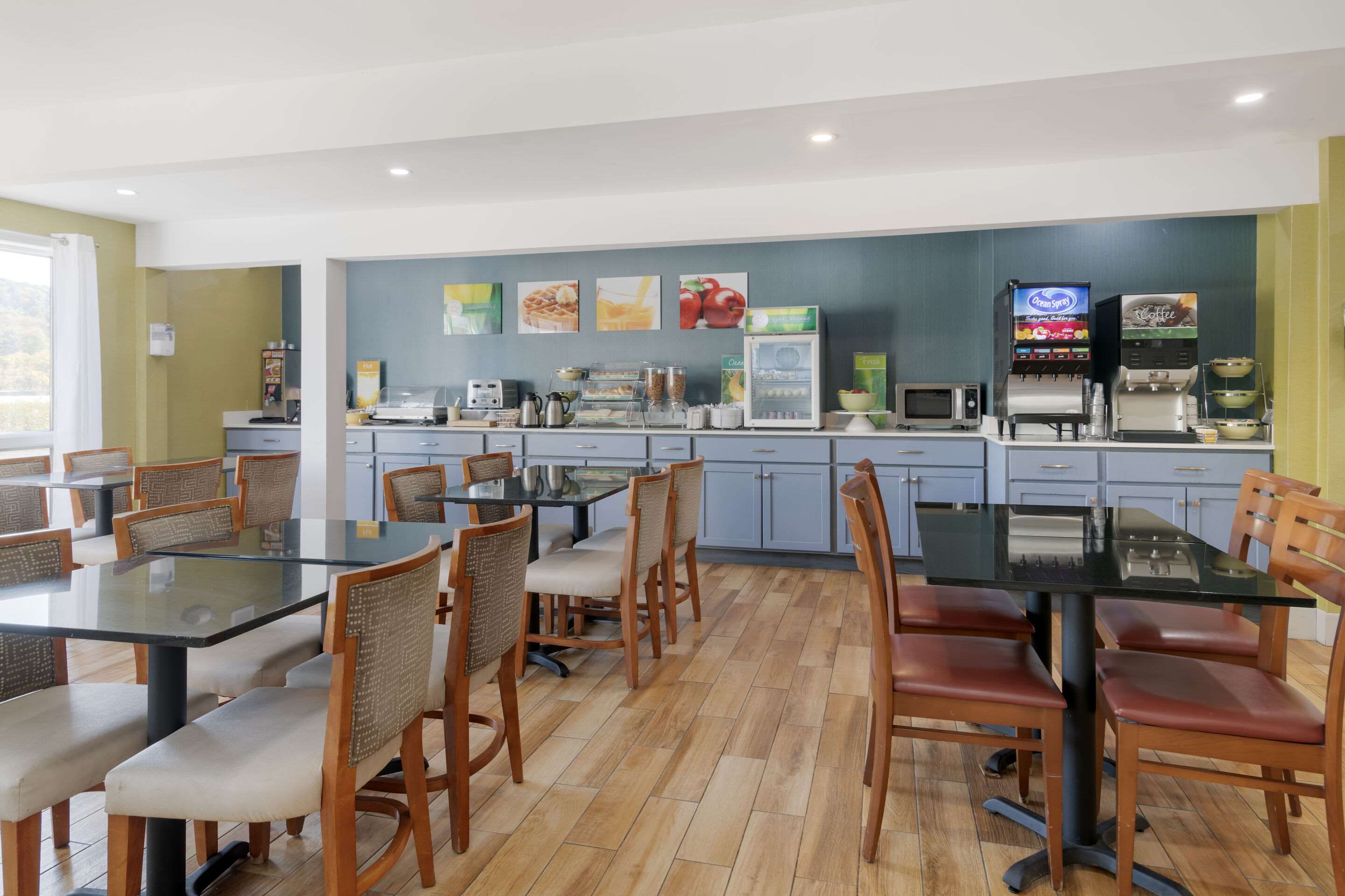 Enjoy breakfast in this seating area | Quality Inn