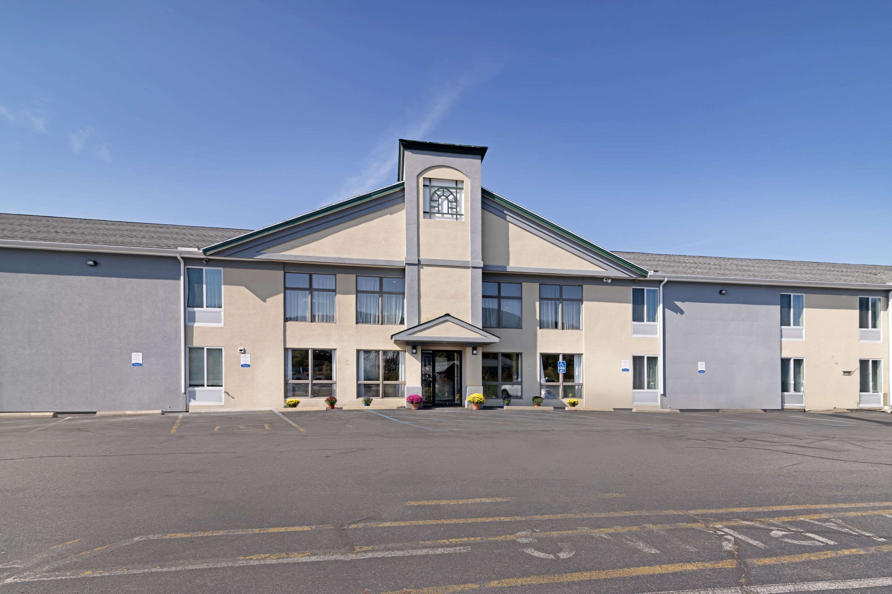 Hotel exterior | Quality Inn