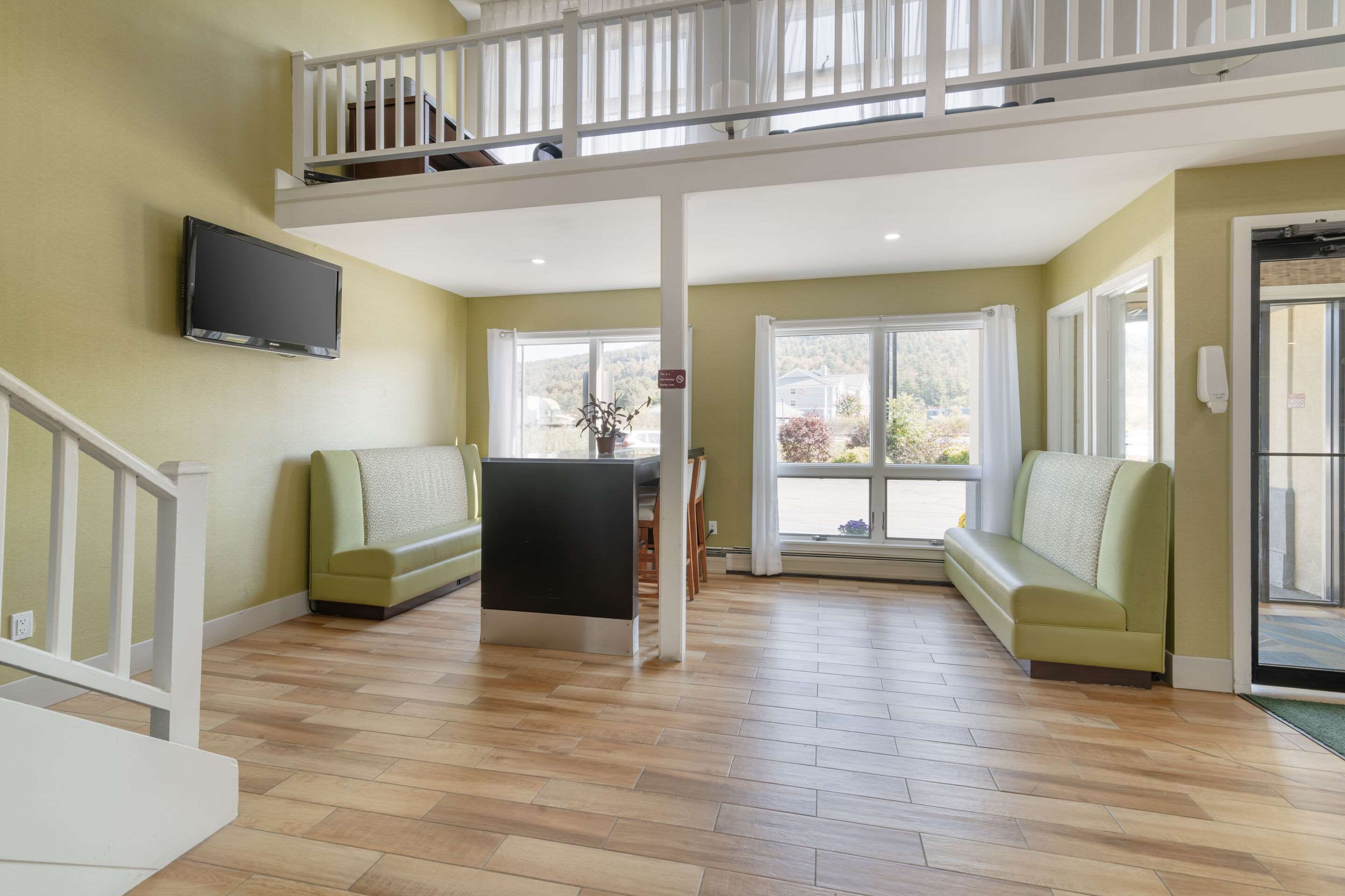 Lobby with sitting area | Quality Inn