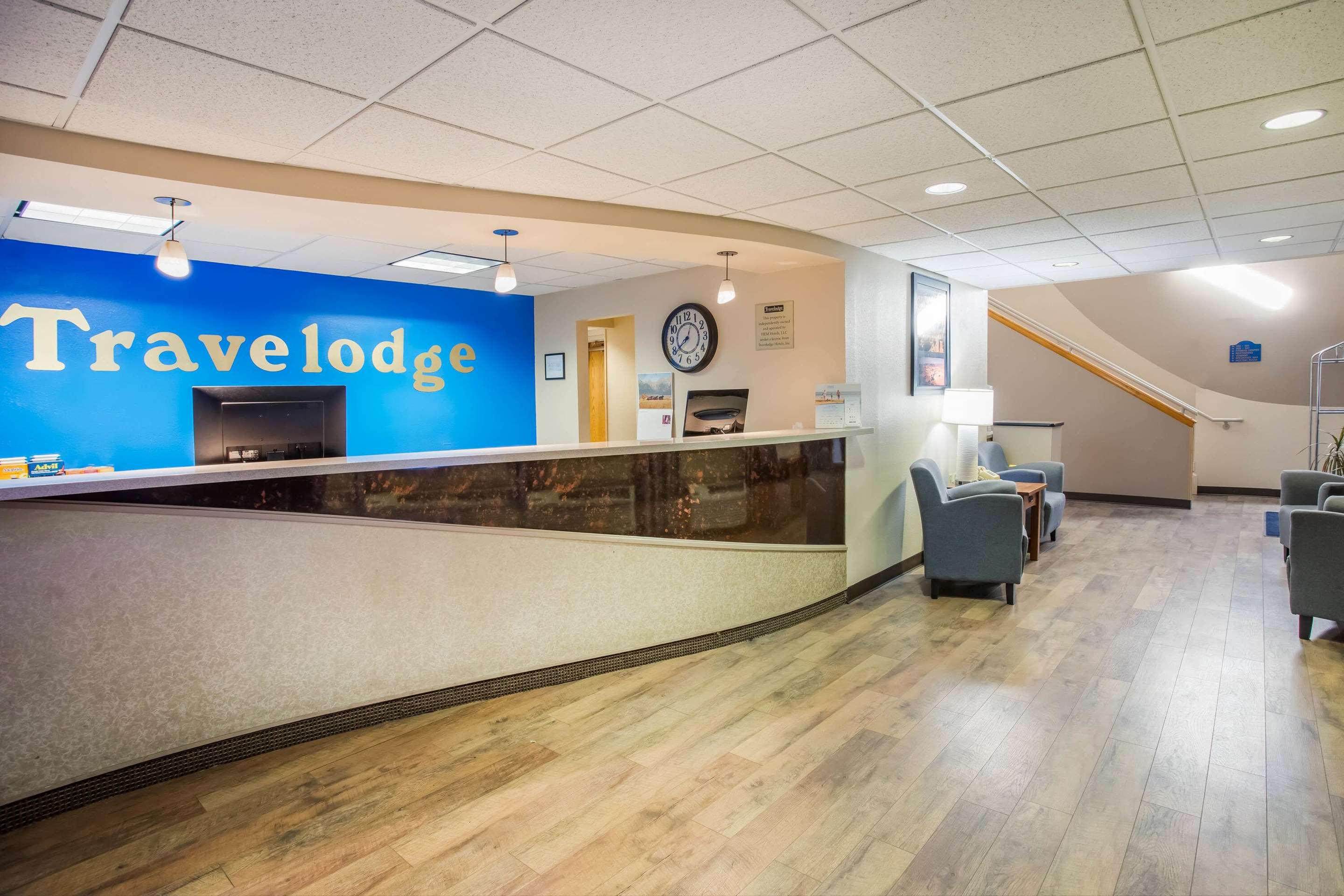 Lobby | Travelodge by Wyndham Colorado Springs Airport/Peterson AFB