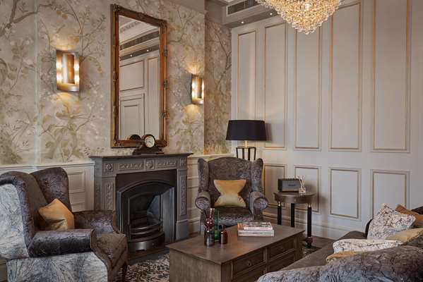 THE QUEENS GATE SUITE