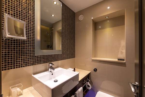 1 QUEEN BED/TOWNHOUSE STUDIO