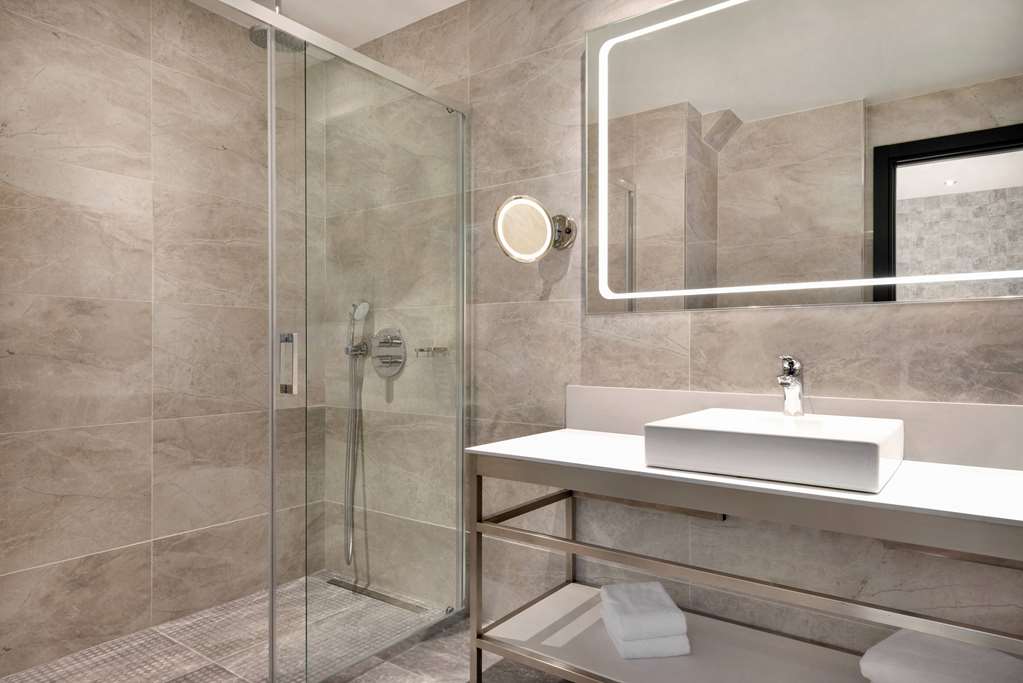 WYNDHAM GRAND TBILISI-guestroom-Guest Room,Bathroom,On-Site.jpg