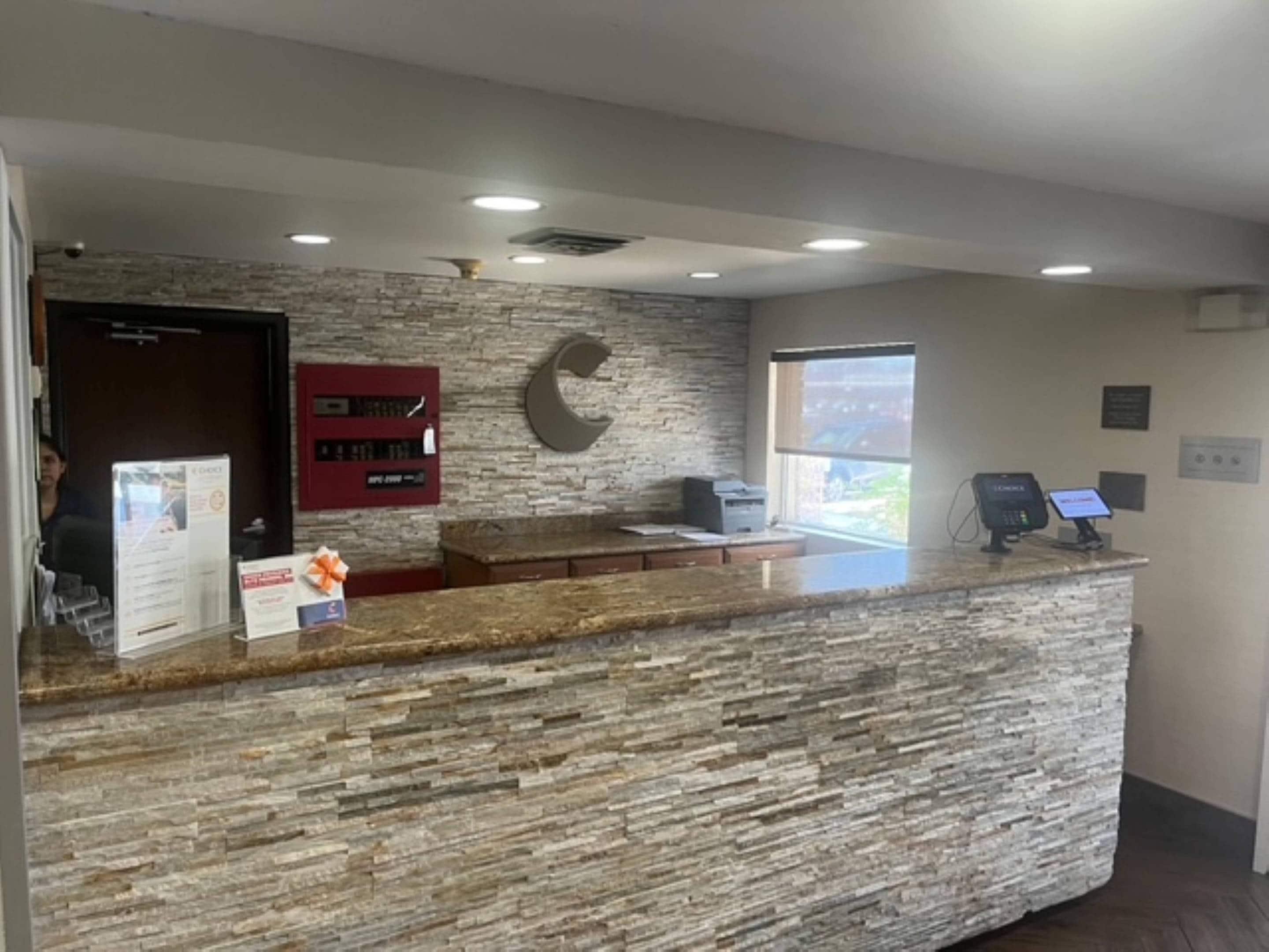 Hotel lobby | Comfort Inn & Suites Phoenix North / Deer Valley