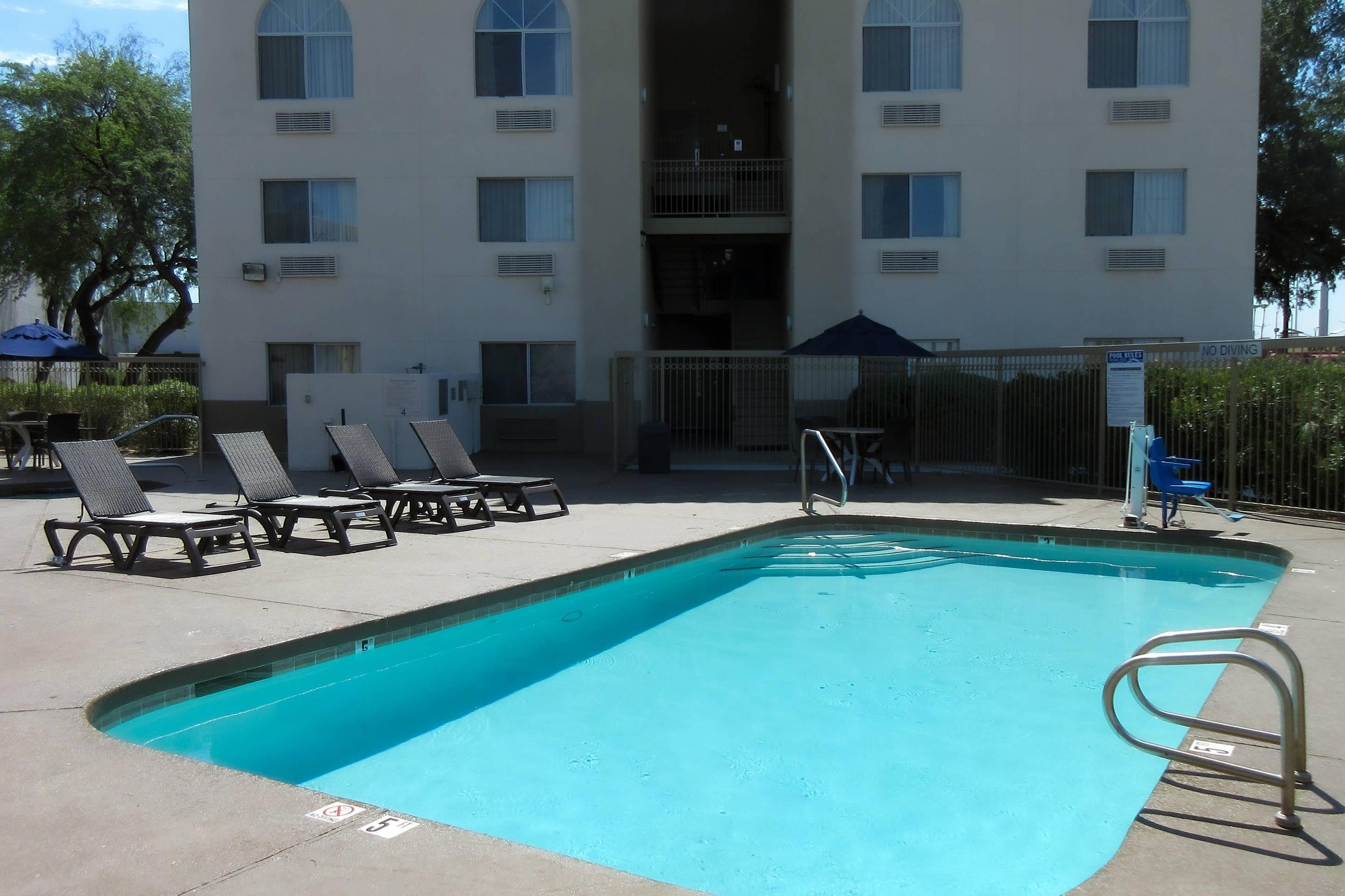 Outdoor pool | Comfort Inn & Suites Phoenix North / Deer Valley