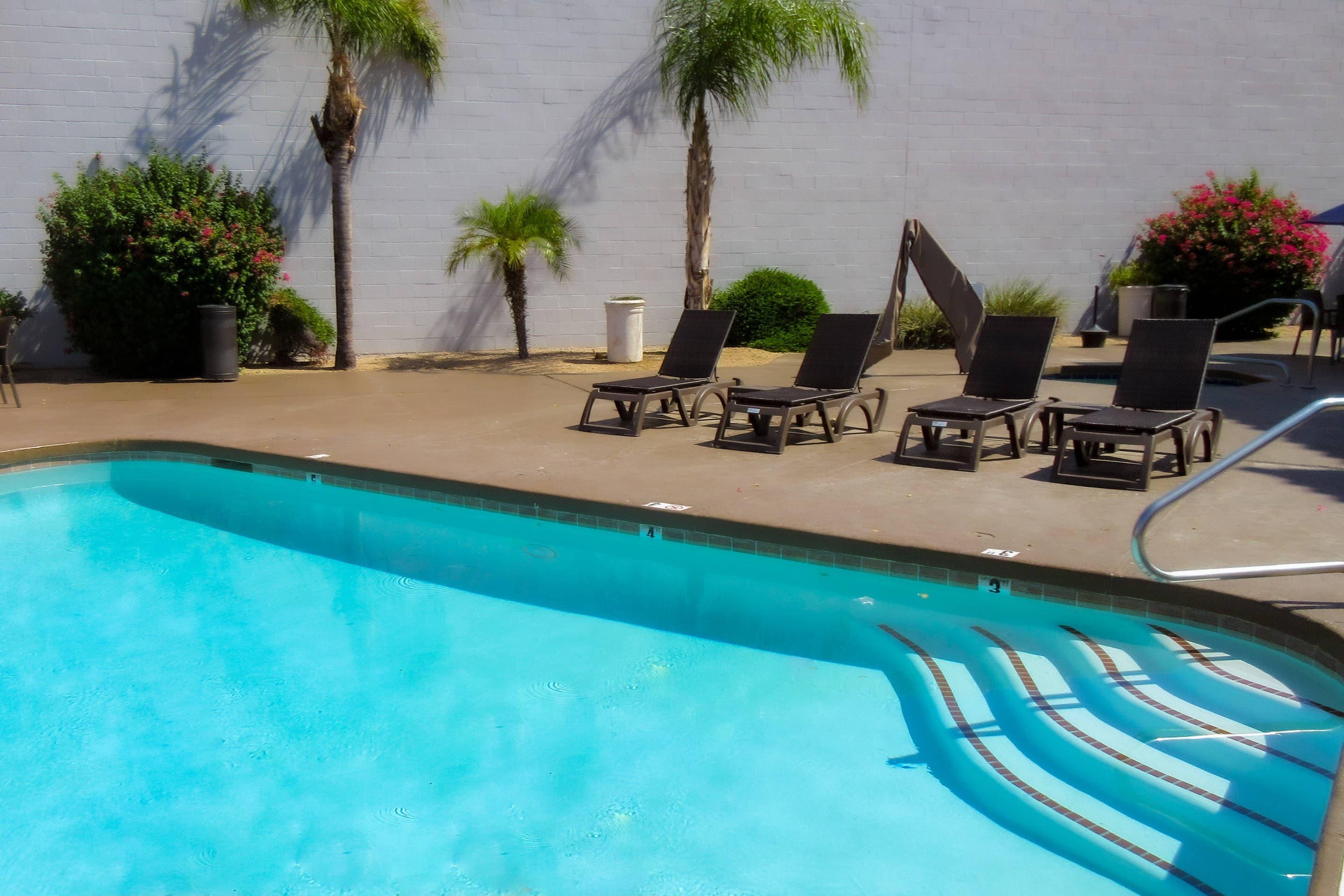 Outdoor pool | Comfort Inn & Suites Phoenix North / Deer Valley