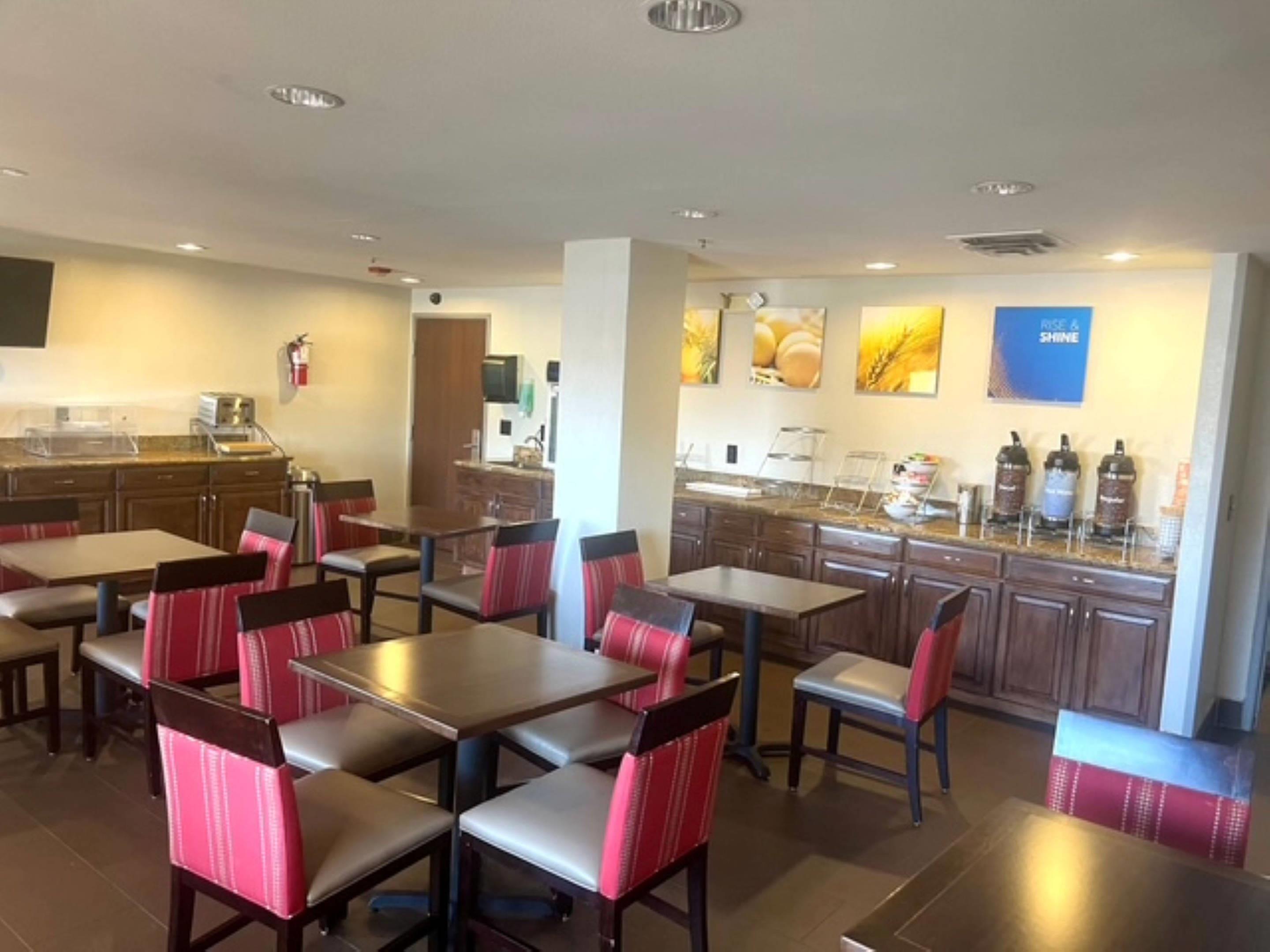 Breakfast area | Comfort Inn & Suites Phoenix North / Deer Valley