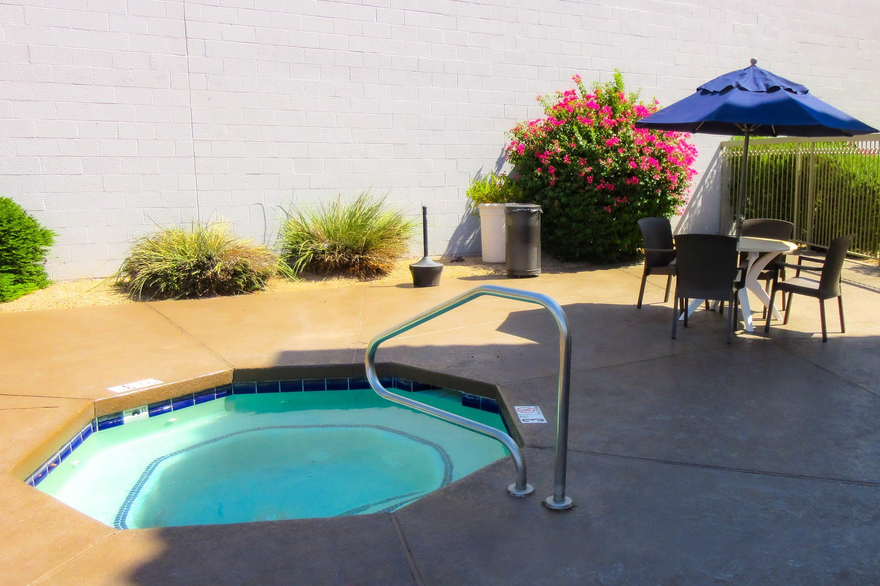 Outdoor pool | Comfort Inn & Suites Phoenix North / Deer Valley