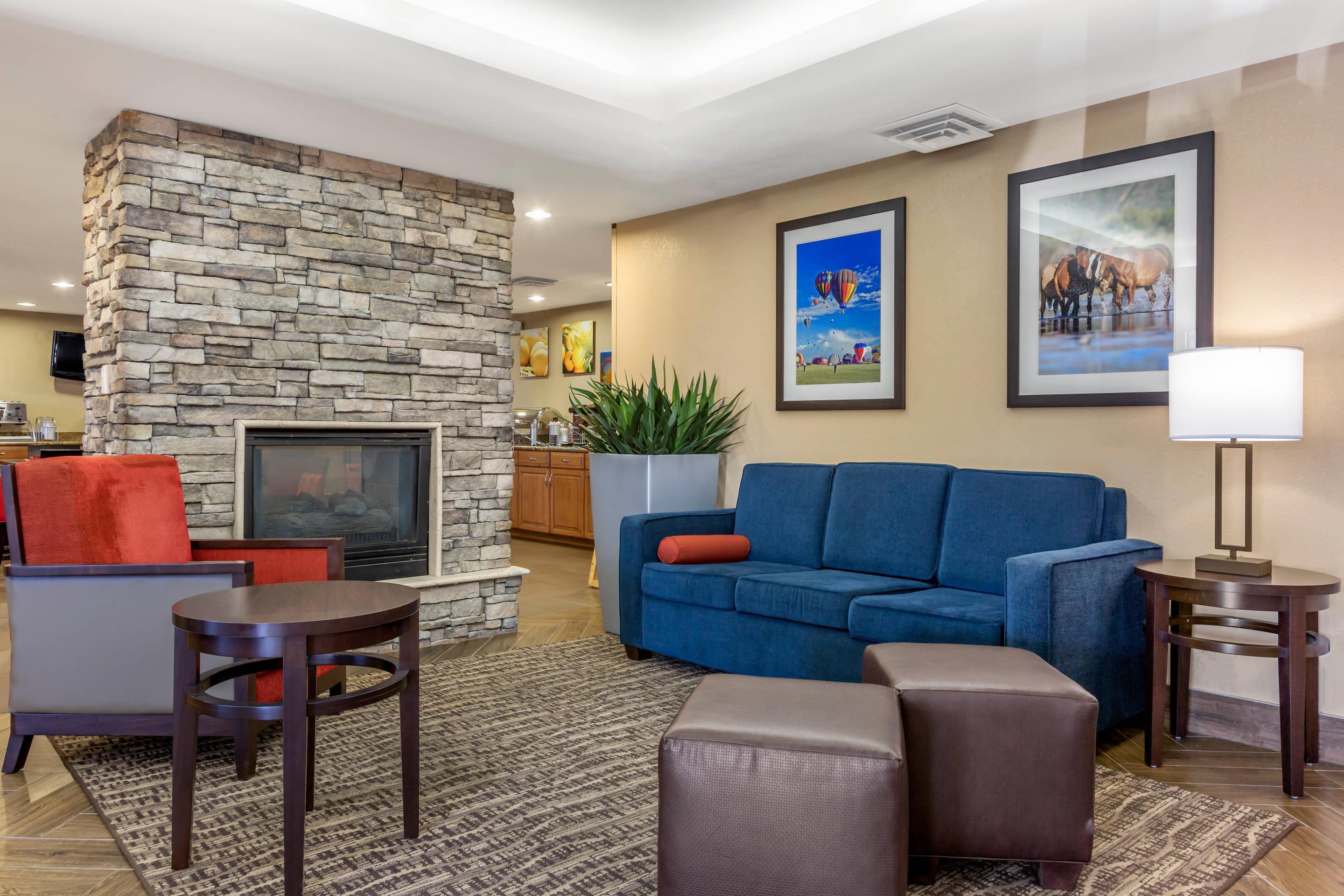 Lobby with sitting area | Comfort Inn & Suites Phoenix North / Deer Valley