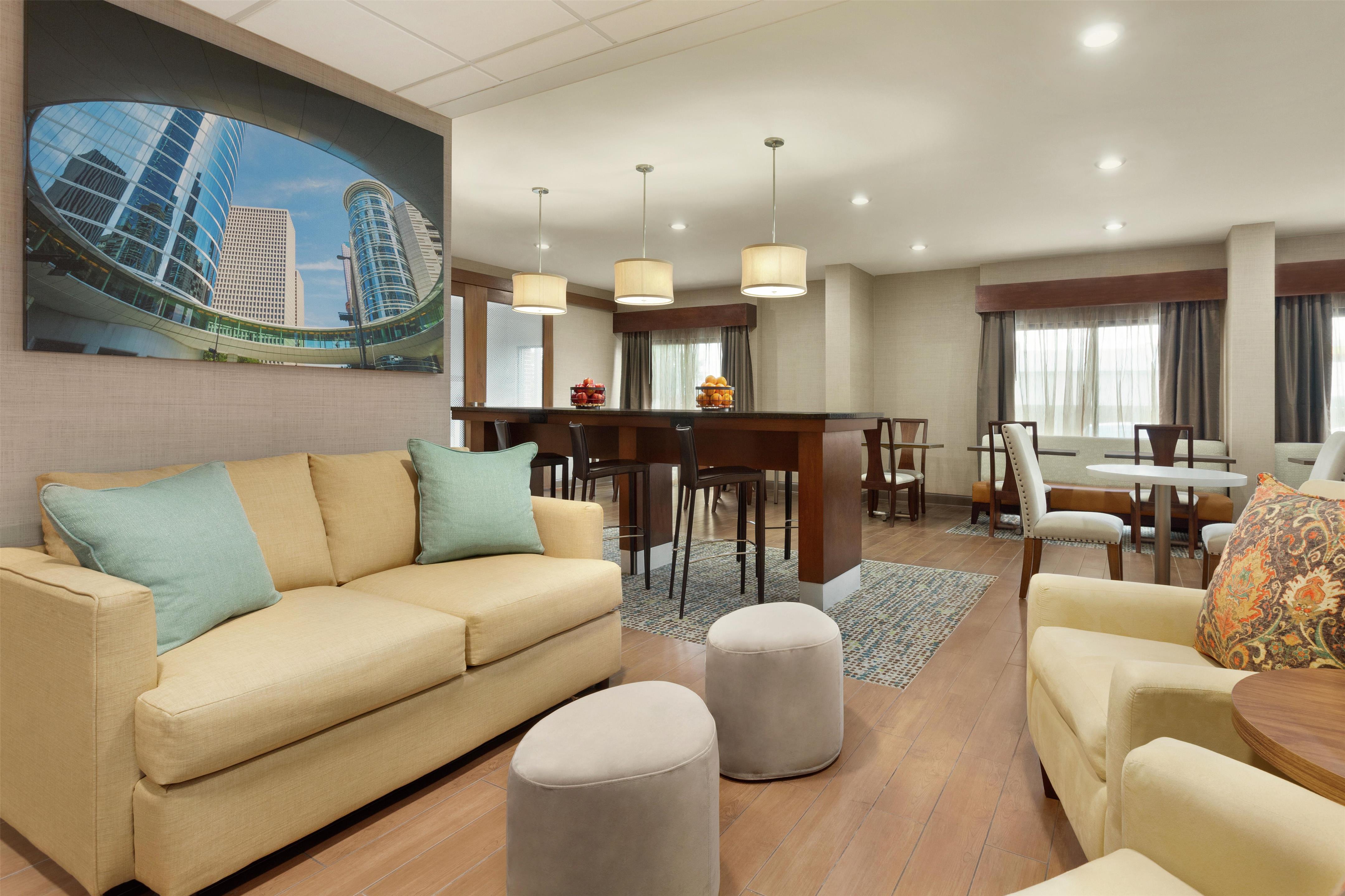 Lobby | Hampton Inn Houston Hobby Airport