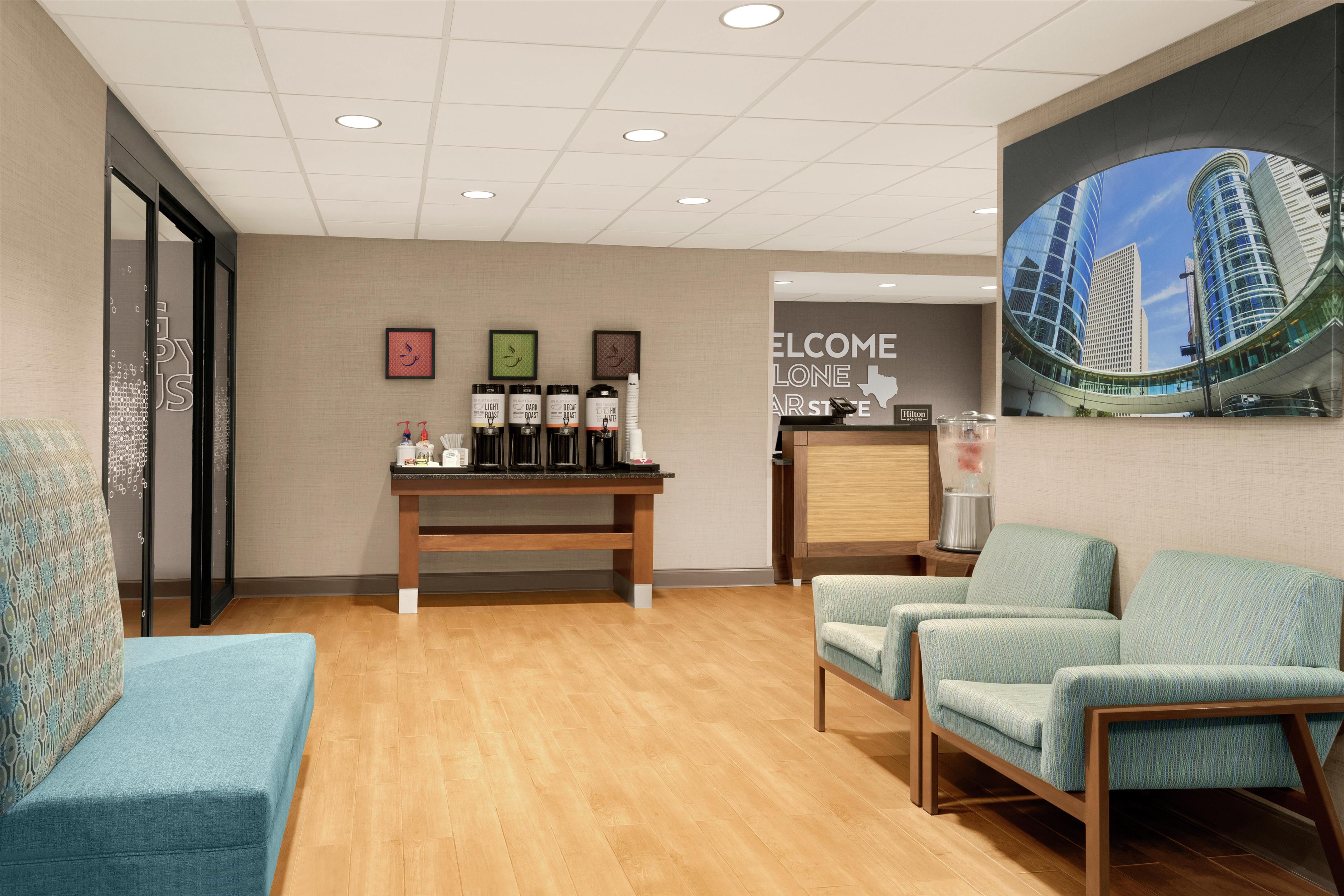 Lobby | Hampton Inn Houston Hobby Airport