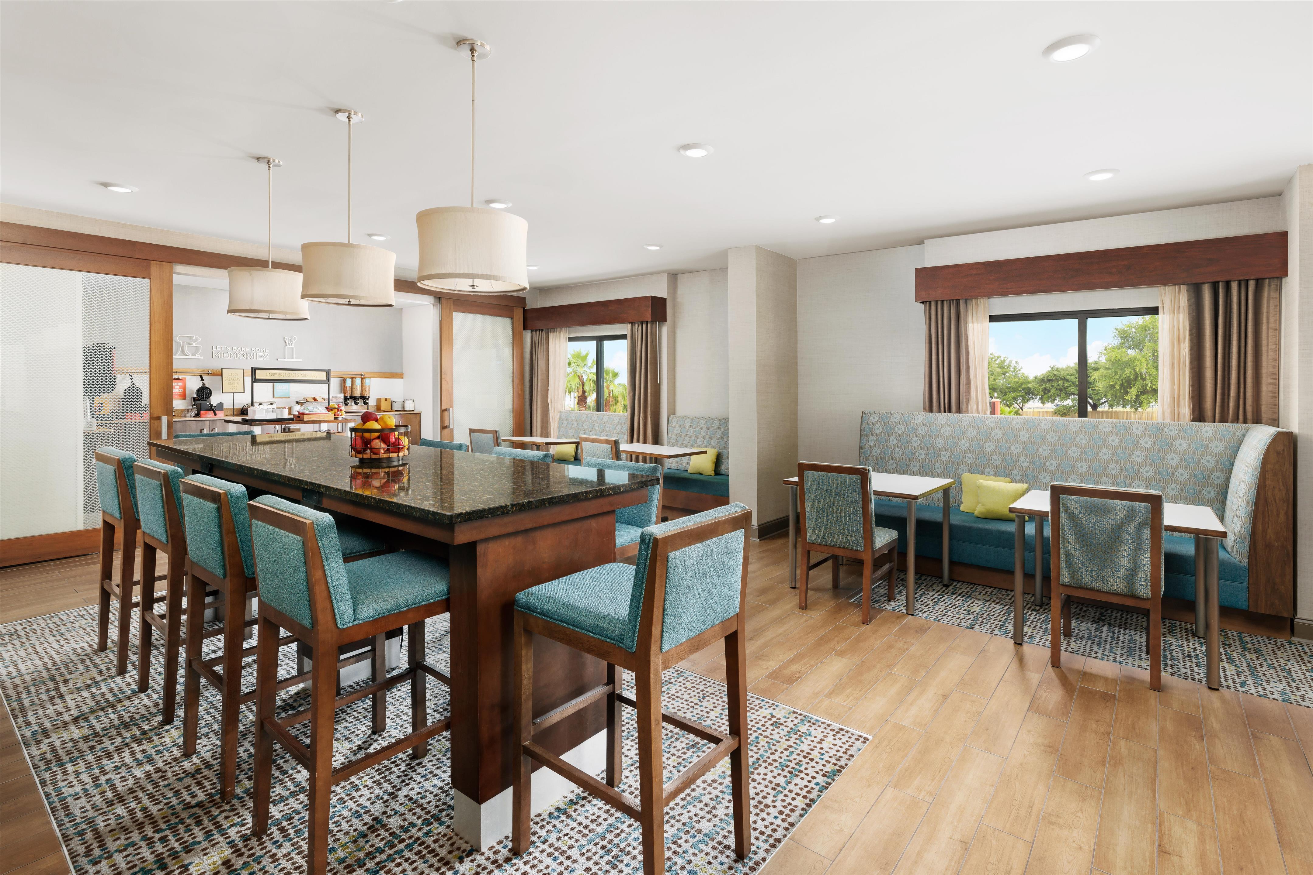 Breakfast Area | Hampton Inn Houston Hobby Airport