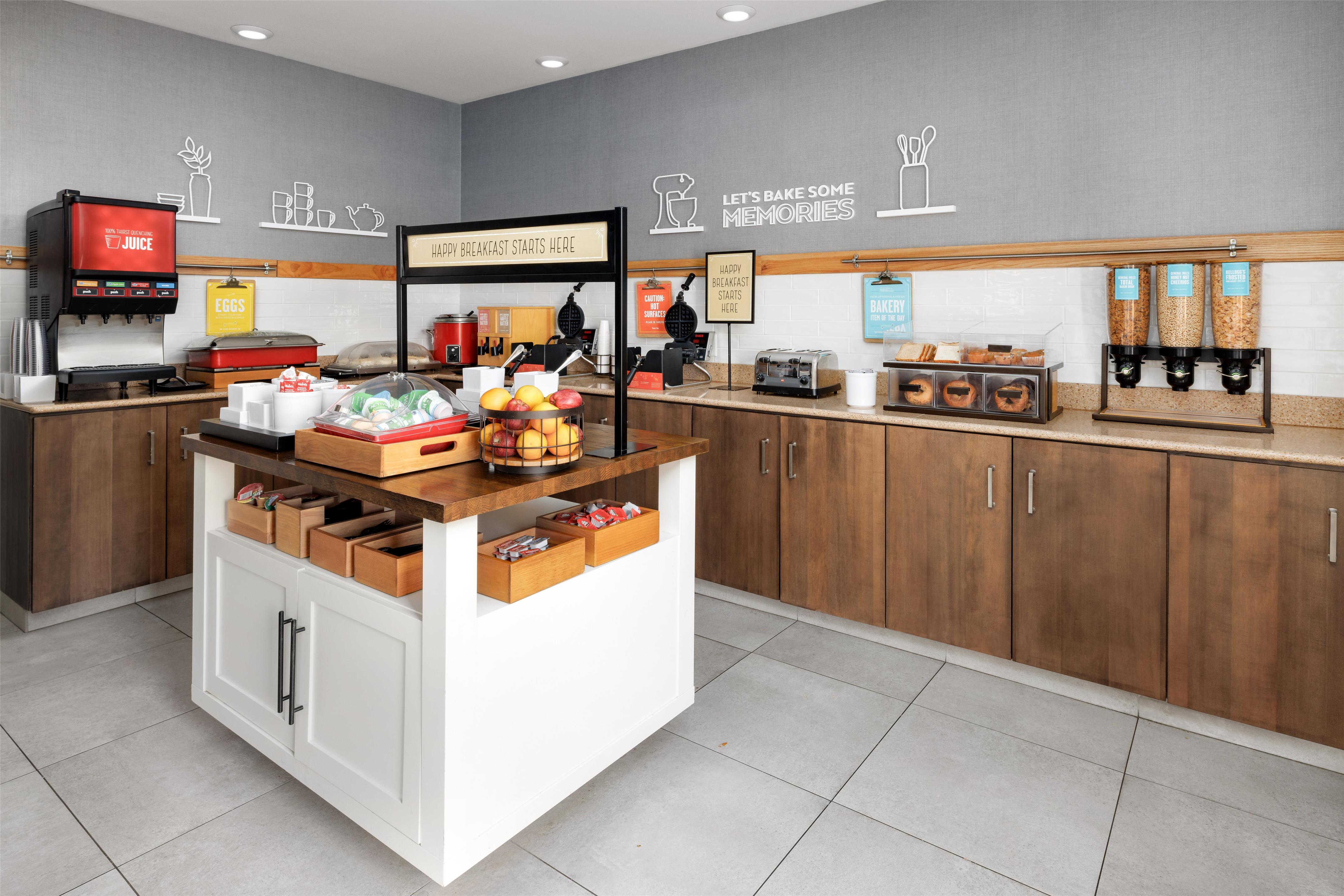 Breakfast Area | Hampton Inn Houston Hobby Airport