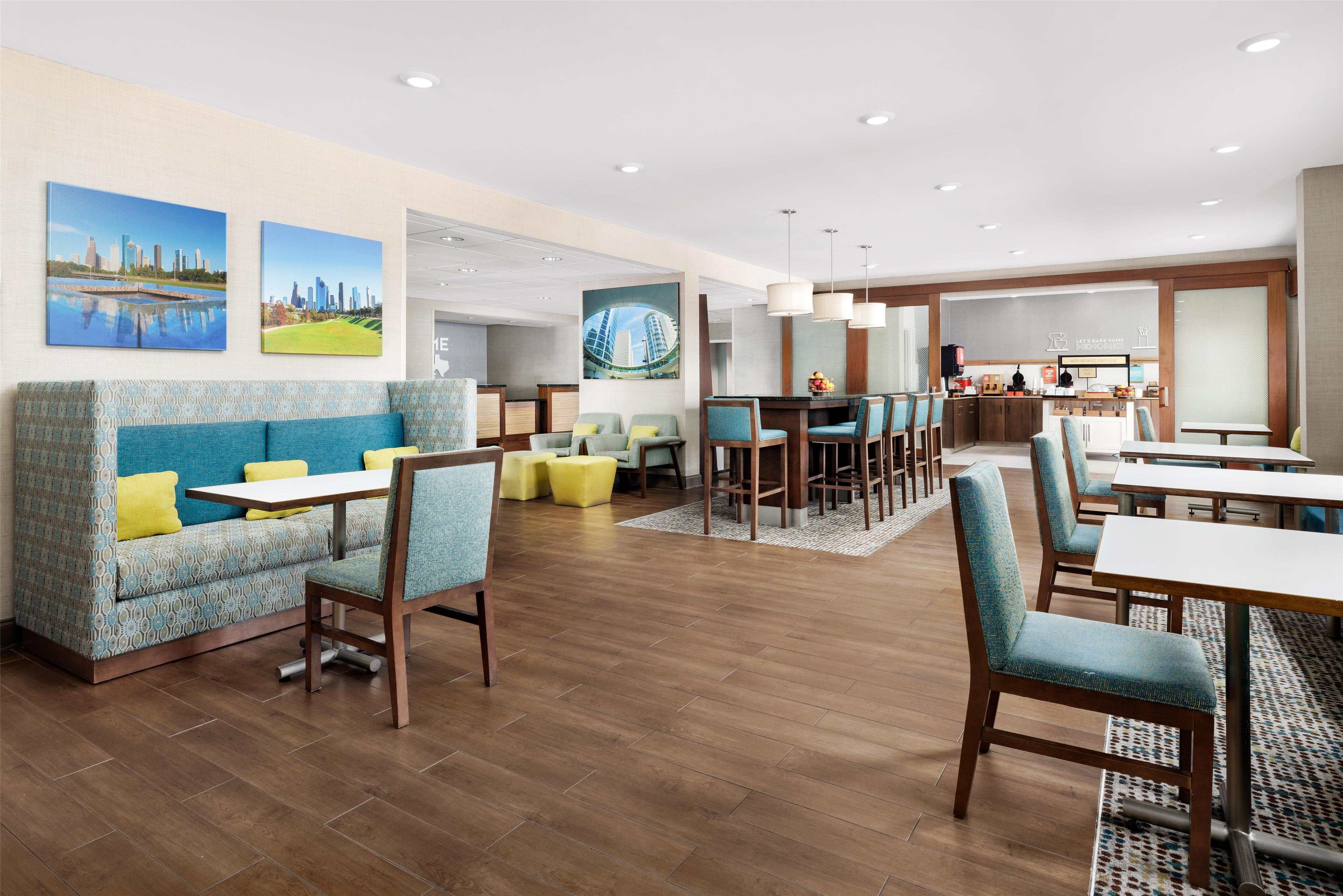 Breakfast Area | Hampton Inn Houston Hobby Airport