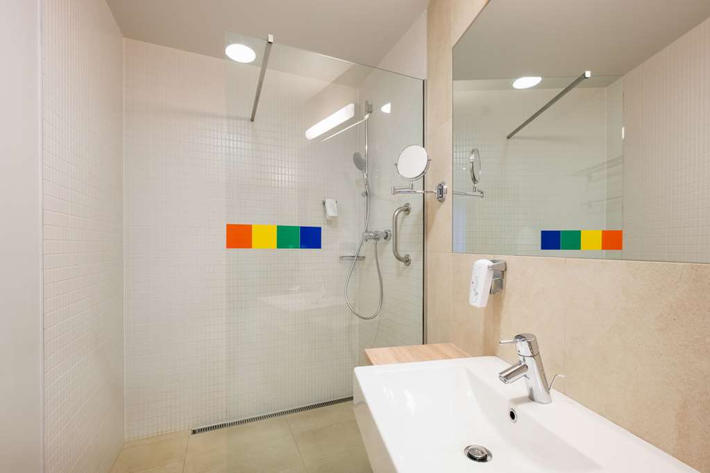 QUALITY HOTEL OSTRAVA CITY-guestroom-Guest Room,Bathroom,On-Site.jpg