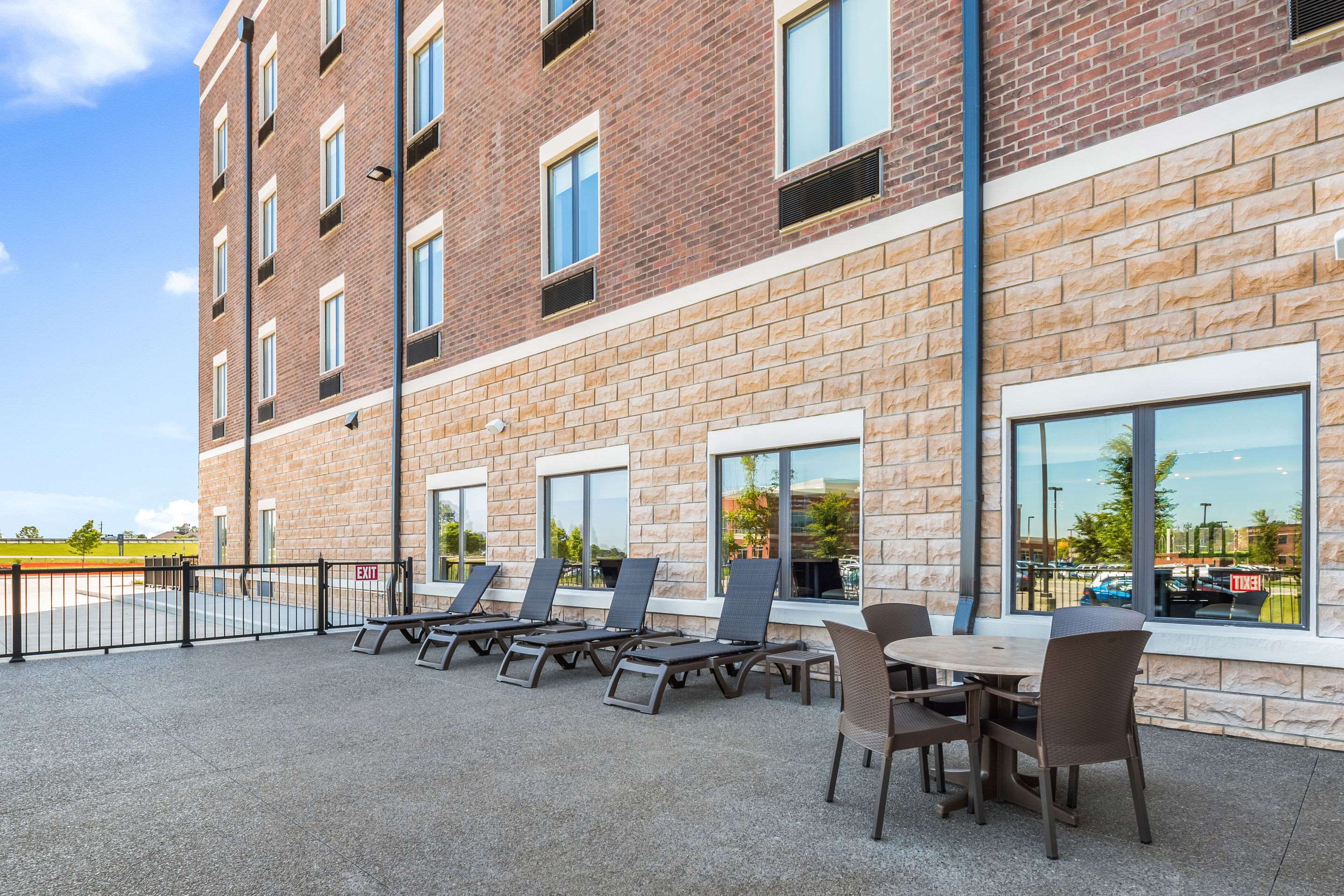 Hotel patio area | Comfort Suites Marysville Columbus - Northwest