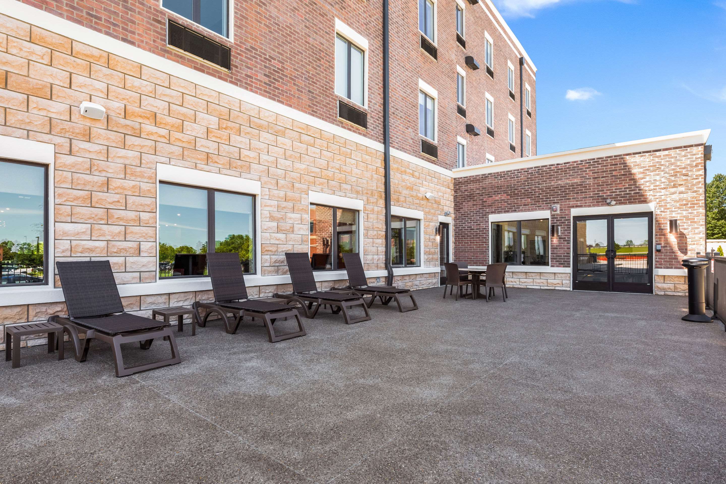 Hotel patio area | Comfort Suites Marysville Columbus - Northwest