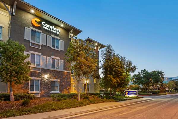 Exterior view - Comfort Inn & Suites Airport Ontario