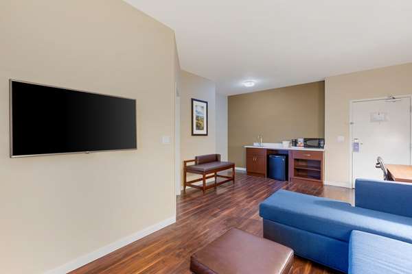 Suite - Comfort Inn & Suites Airport Ontario