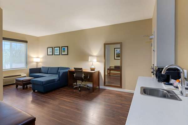 Suite - Comfort Inn & Suites Airport Ontario
