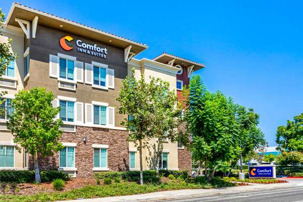 Exterior view - Comfort Inn & Suites Airport Ontario
