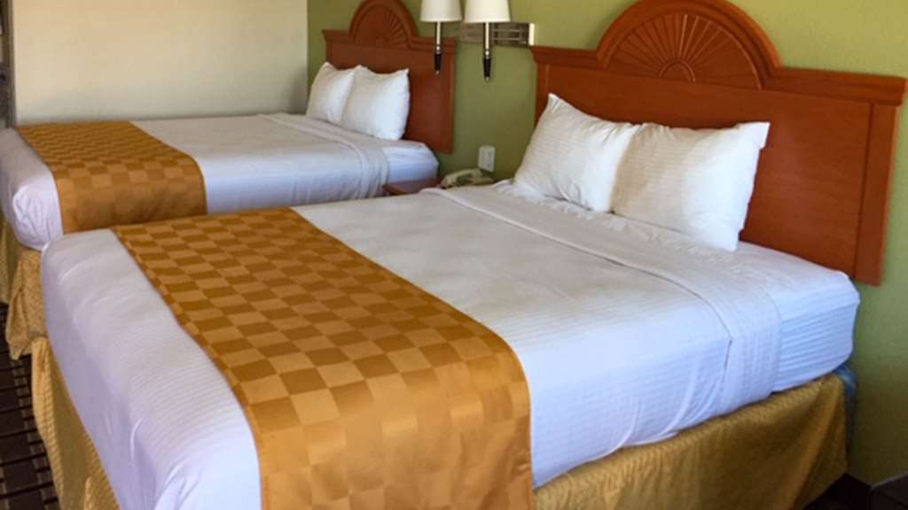 MOTEL 5 TYLER-guestroom-Guest Room,Bedding,Queen bed,Guest Room Amenity,On-Site,Furnishings,Telephone,Double Room,Standard Room.jpg