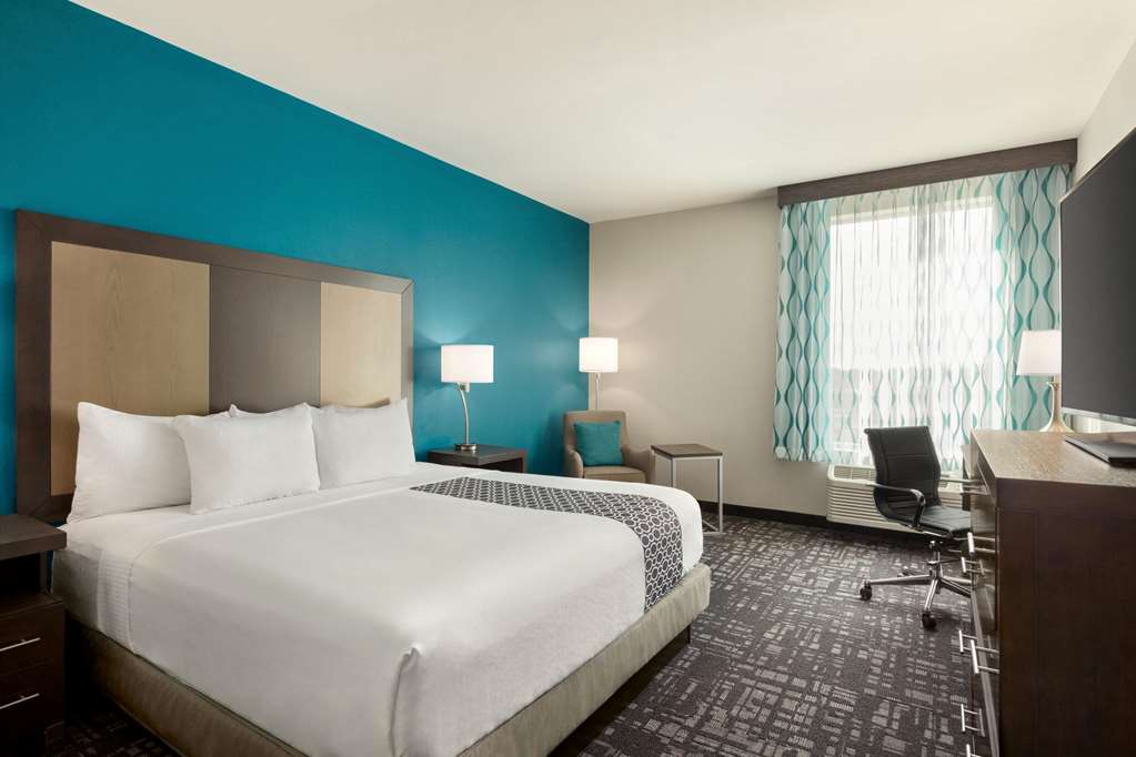 LA QUINTA GAINESVILLE-guestroom-Guest Room,On-Site.jpg