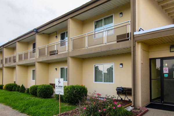 Exterior view - Rodeway Inn Zanesville - I-70, Exit 160
